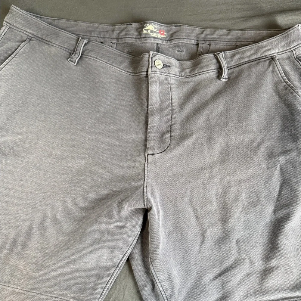 Faherty Men's Flat Front Shorts in Light Gray
